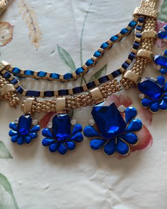 collana gemme blu e dettagli oro