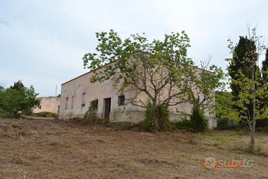 Casale con fabbricati uso deposito - Tissi