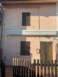 Casetta rustica indipendente su due livelli