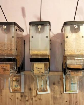 Quattro dispenser per cereali/legumi/croccantini