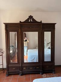 Armadio antico con specchiera