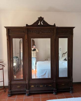 Armadio antico con specchiera