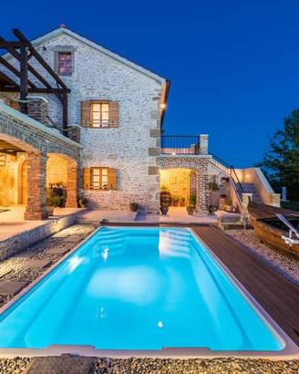 Piscina 8.20x3.70 [m] con impianto di filtrazione