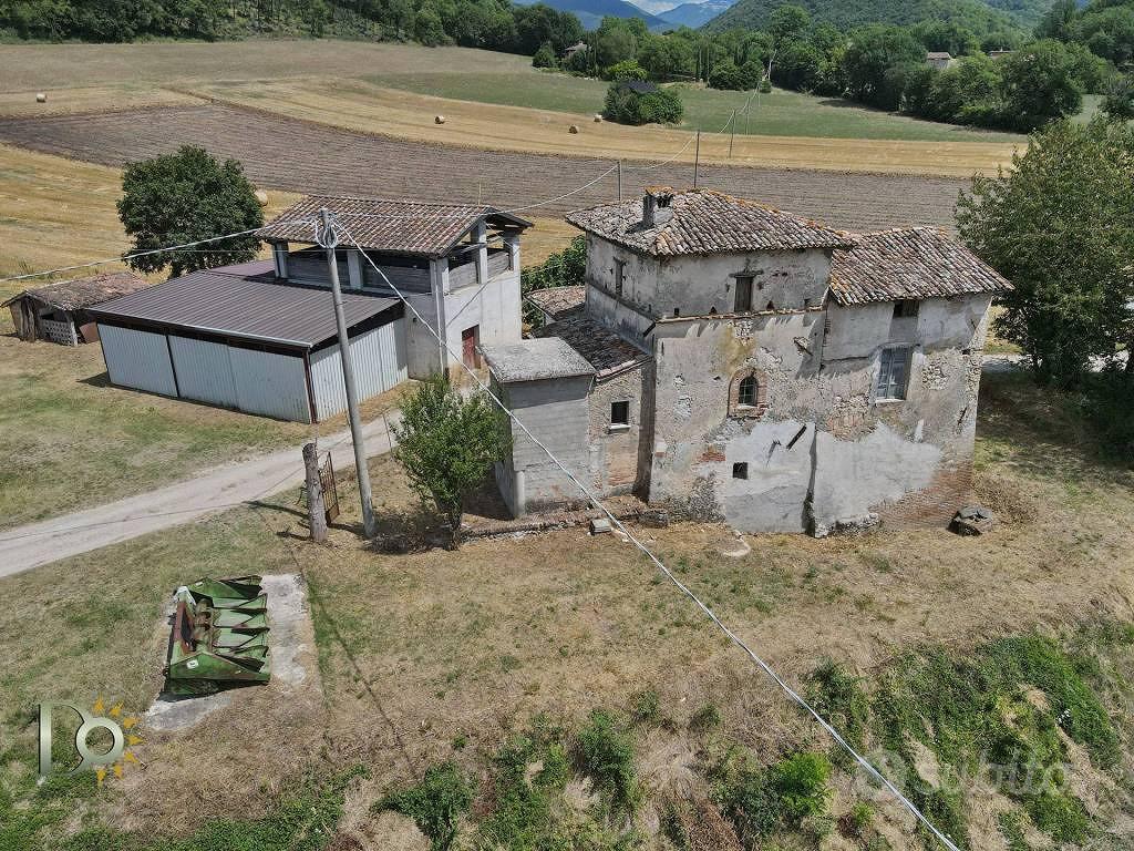 Rustico / Casale di 246 m² con più di 5 locali e b - Vista 2