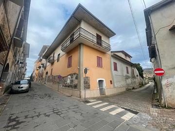 Soluzione indipendente con giardino - pastorano