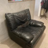 Poltrone nere in ecopelle comode ed in buono stato