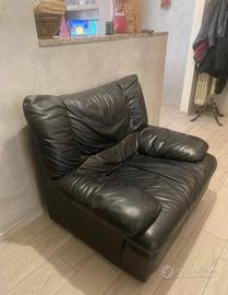 Poltrone nere in ecopelle comode ed in buono stato