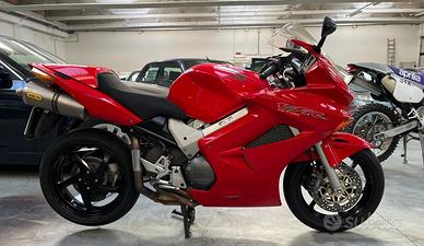 Honda VFR 800 - 2003 Red