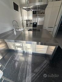 Cucina con isola G&D con elettrodomestici