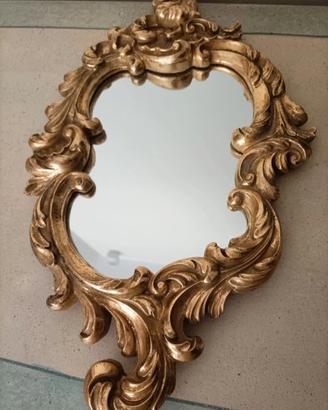 Specchio dorato in stile barocco