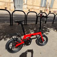 Bicicletta pieghevole a pedalata assistita