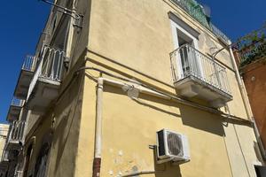 4 LOCALI A CANOSA DI PUGLIA