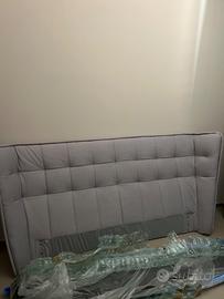 Testiera e rivestimento letto matrimoniale moderno