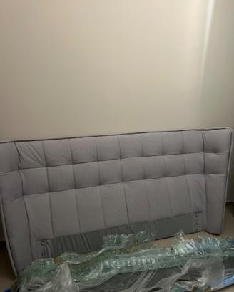 Testiera e rivestimento letto matrimoniale moderno