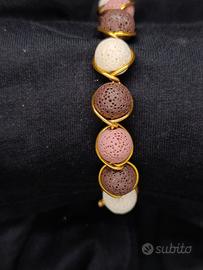 Bracciale in alluminio dorato e pietre vulcaniche