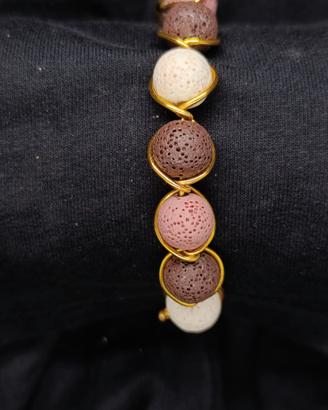 Bracciale in alluminio dorato e pietre vulcaniche