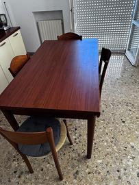Tavolo e 4 sedie