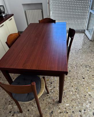 Tavolo e 4 sedie