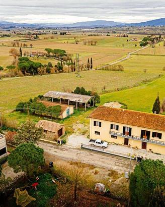 Rustico / Casale di 400 m² con più di 5 locali e b