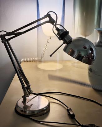 Lampada da tavolo orientabile in metallo cromato