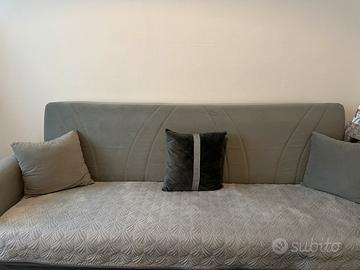 2 divani entrambi con 3 posti letto