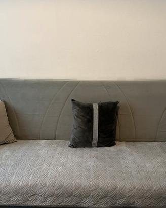 2 divani entrambi con 3 posti letto
