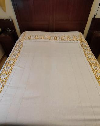 Copriletto matrimoniale d'epoca in cotone ricamato