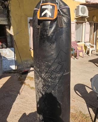 Sacco da boxe con catene