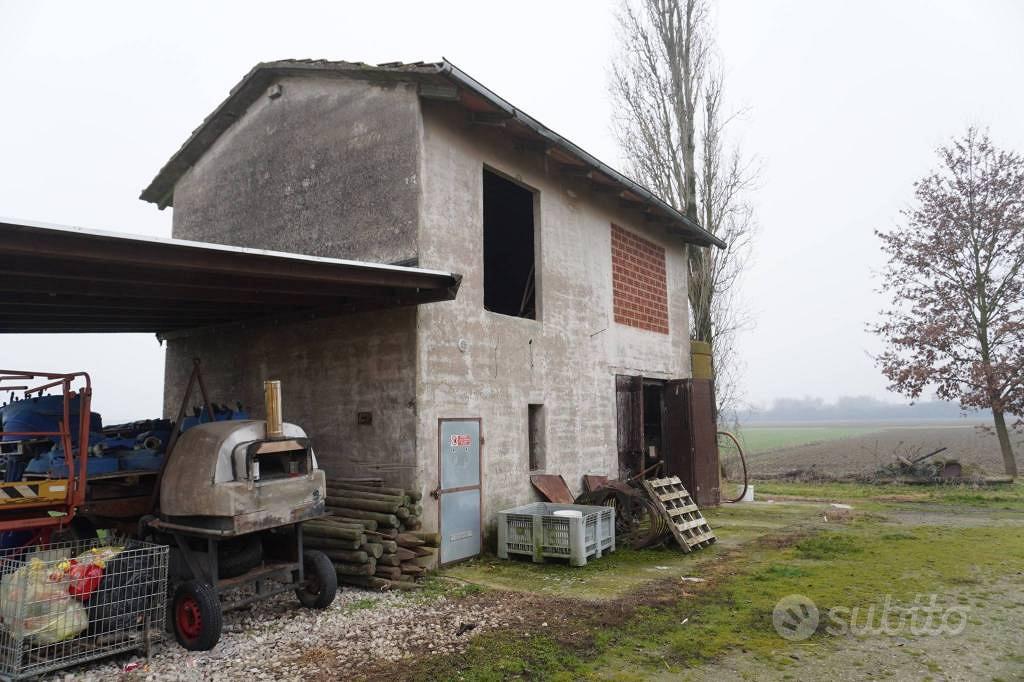 Rustico / Casale di 859 m² con più di 5 locali e b - Altro