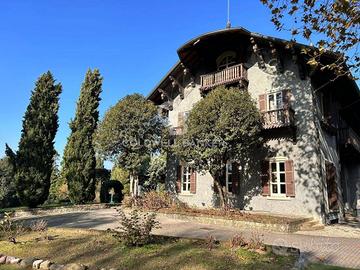 Villa di 1100 m² con più di 5 locali e box auto a 