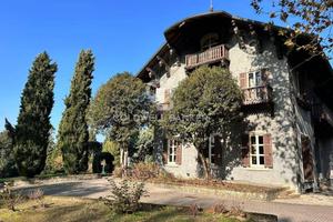 Villa di 1100 m² con più di 5 locali e box auto a 