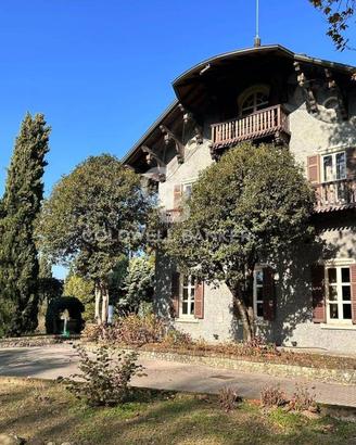 Villa di 1100 m² con più di 5 locali e box auto a 