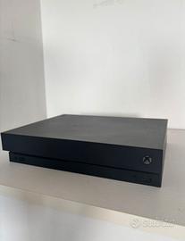 Xbox One X con due controller e cavi