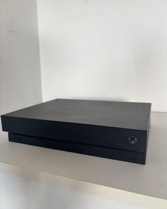 Xbox One X con due controller e cavi