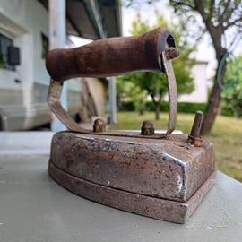 Ferro da stiro in metallo - antiquariato