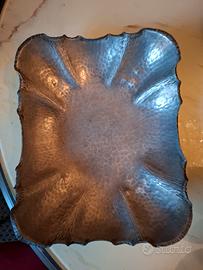 Vassoio/Centrotavola in peltro martellato