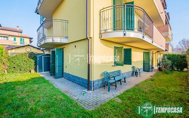 TRE LOCALI SU DUE LIVELLI CON GIARDINO E BOX