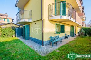 TRE LOCALI SU DUE LIVELLI CON GIARDINO E BOX