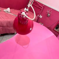Scrivania rosa piu lampada sedia e letto 180