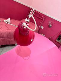 Scrivania rosa piu lampada sedia e letto 180