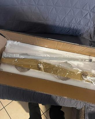 Applique murale minimalista con base in metallo