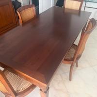 Tavolo da pranzo in legno massiccio