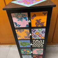 Cassettiera dipinta a mano