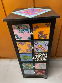 Cassettiera dipinta a mano