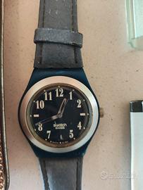 orologio swatch con sua custodia 