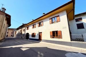 CASA SEMINDIPENDENTE A MERETO DI TOMBA