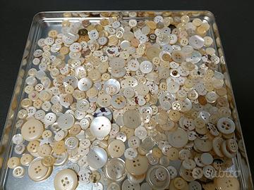 Grande set di bottoni in madreperla