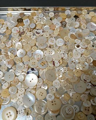 Grande set di bottoni in madreperla