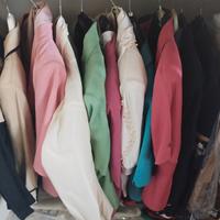  persona che acquista abbigliamento usato 