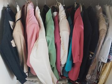  persona che acquista abbigliamento usato 